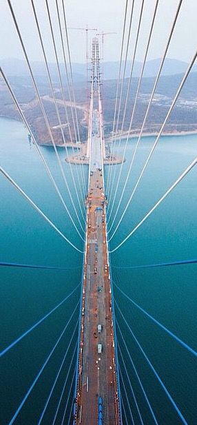Drone view of Vladivostok Bridge in Russia Pour en savoir plus sur l'architecture acier : www.construiracier.fr