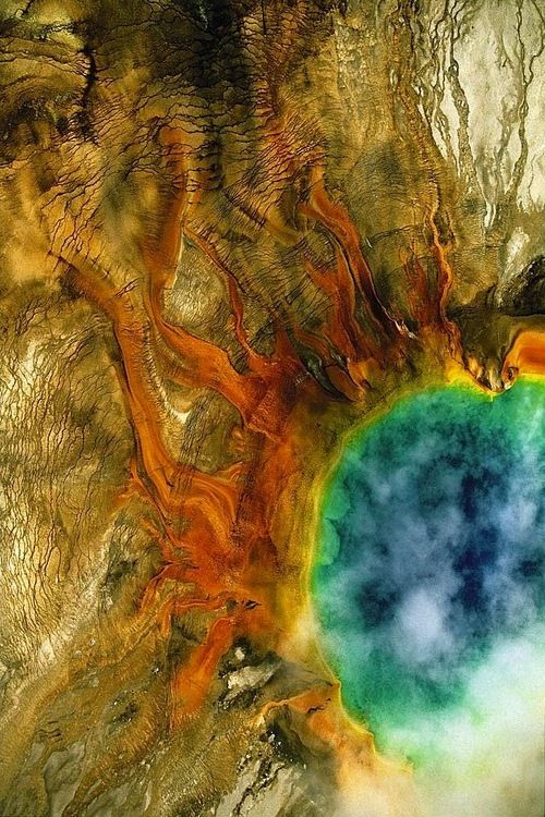 Grand Prismatic Spring, Yellowstone National Park, Wyoming, US. (44°31’ N, 11...