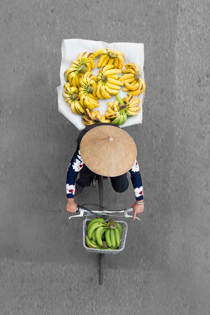 Au Vietnam, le photographe Loes Heerink a voulu mettre à l'honneur les vendeurs de rue de la ville de Hanoi, tout en changeant des angles classi