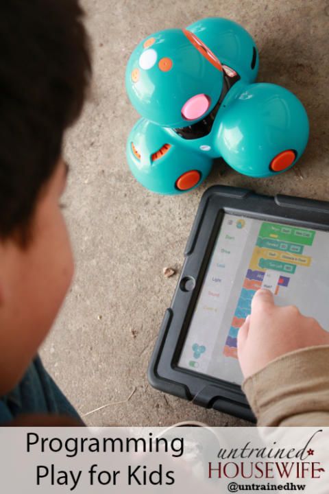 Programming robotics with iPad & Dash Robot for kids' play & STEM learning (...