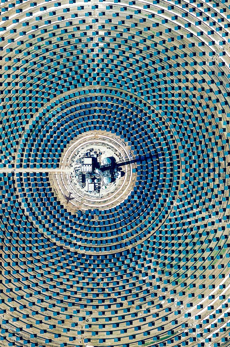 jeroenapers: Hoe het veld met zonnepanelen van de Gemasolar Power Plant nabij Sevilla er van boven uit ziet. Heel vet! (via cjwho:) Read Mo...