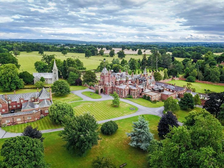 Aerial drone photography of The Elvetham – a wedding and events venue set in 35 acres of beautiful Hampshire countryside. Image by www.rivendell-studio.com/ #PicturePerfectDronesphotographyideas #dronepicturesphotography