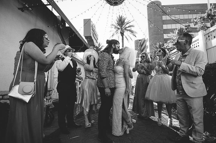 Oli & Sarah get married by Elvis & everything is babe-status