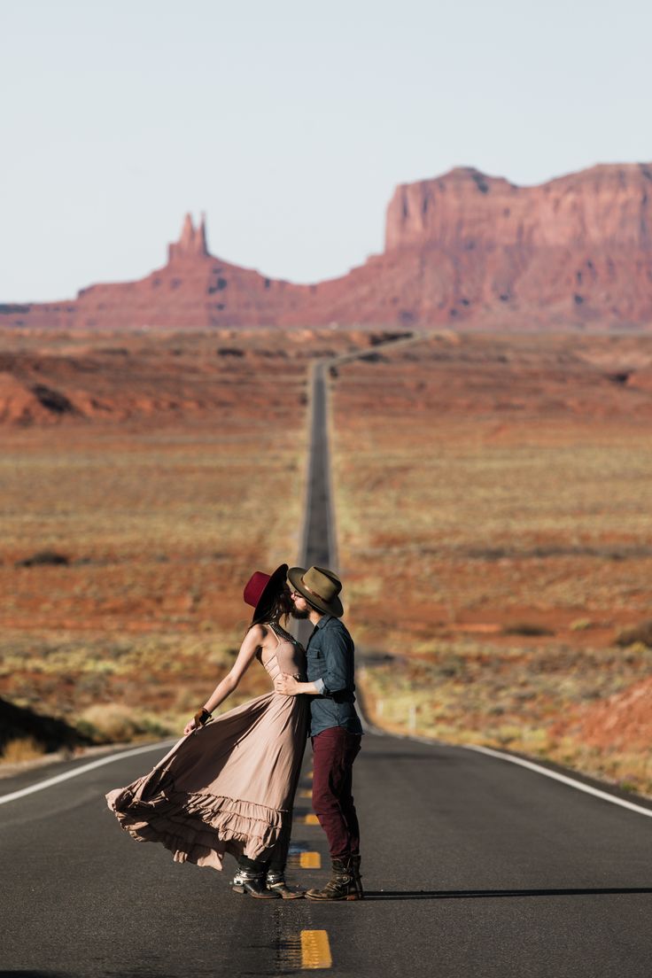 stylish western engagement session in monument valley
