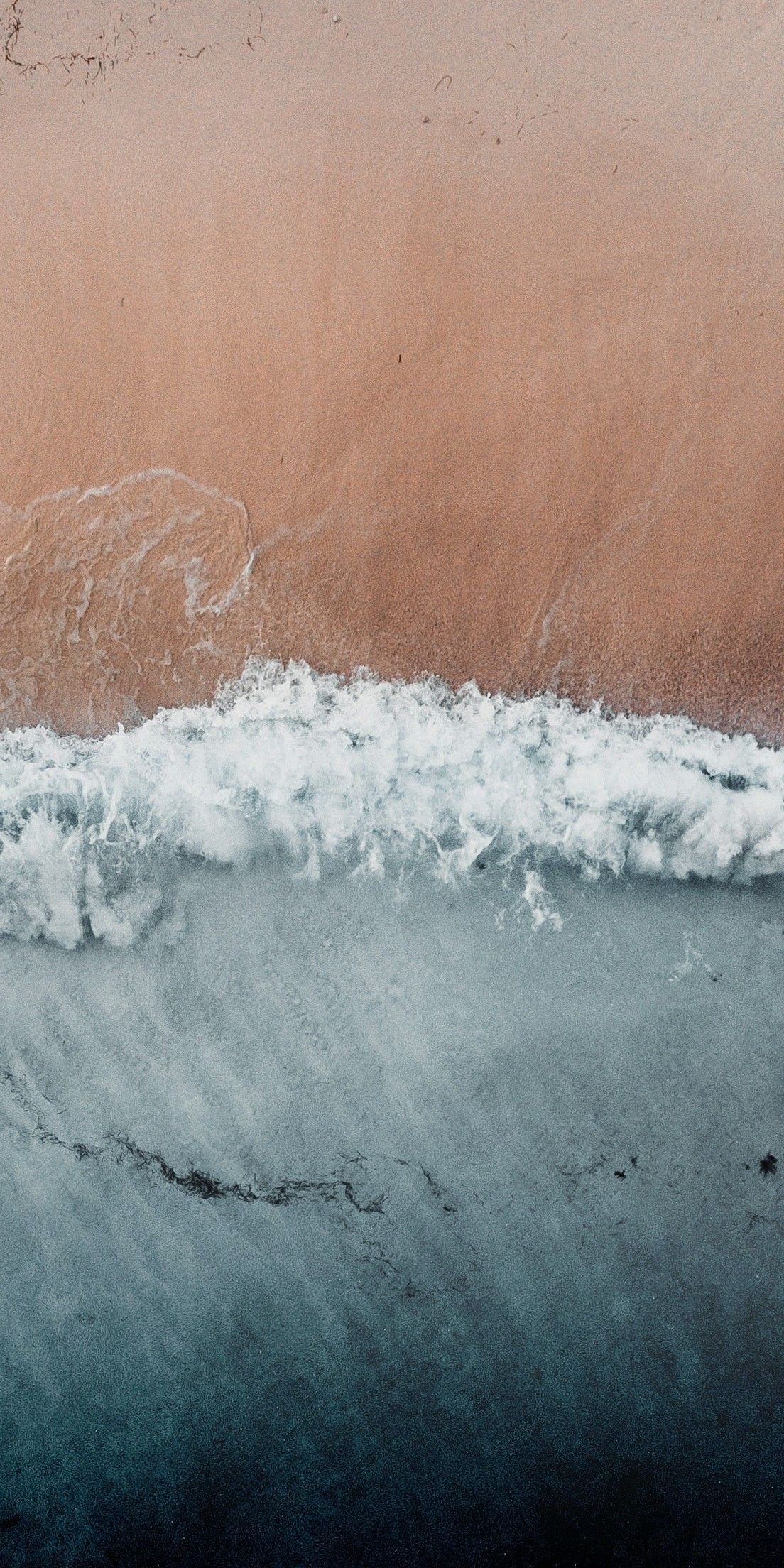 Plage de sable de couleur rouille avec des vagues d'en haut - #couleur #plage #r... - Polaroid