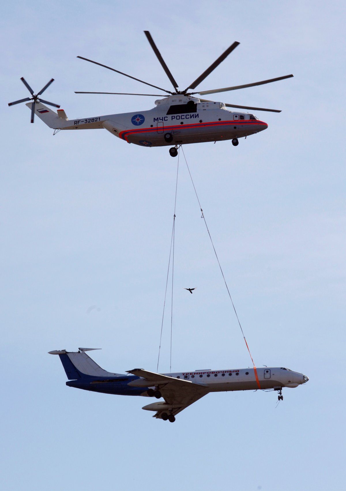 The world's largest helicopter can lift an airliner with remarkable ease