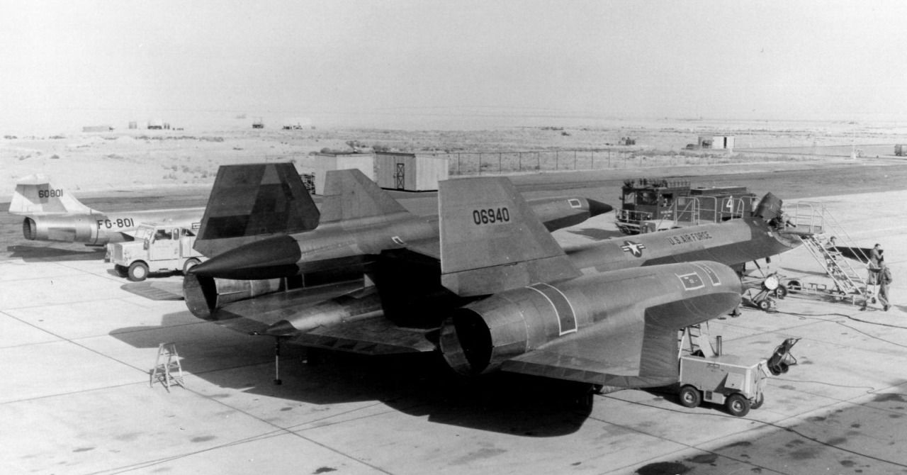 Time Wasting Machine — 31262: A-12 with D-21 drone, Groom lake, 1964.